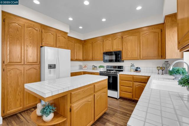 337 Saclan Terrace, Clayton CA: https://media.crmls.org/mediaz/433b4823-536a-4f51-9bf8-f1d3f1c150ff.jpg