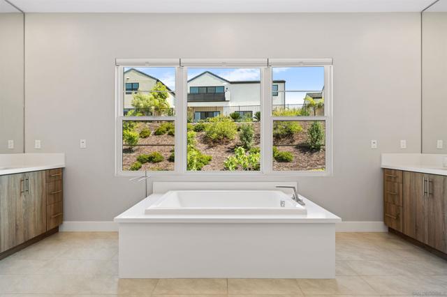5347 Morning Sage Way, San Diego CA: https://media.crmls.org/mediaz/433b8417-6196-45f4-87c8-203bfcc5bb11.jpg