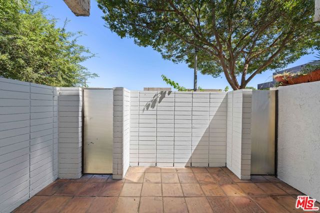 357 S El Camino Drive, Beverly Hills CA: https://media.crmls.org/mediaz/433bc982-6b19-4d0e-92bf-f14f349bfb69.jpg
