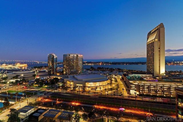 550 Front Street, San Diego CA: https://media.crmls.org/mediaz/433bd725-cb01-4882-afdd-7406fbe1734c.jpg