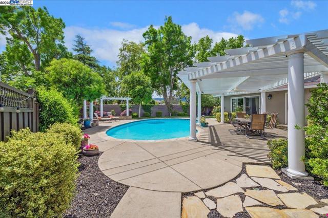 5204 Hummingbird Rd, Pleasanton CA: https://media.crmls.org/mediaz/433c412d-c4c0-4157-83a3-e94b8c91f673.jpg