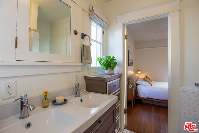 732 N Toledo Walk, Long Beach CA: https://media.crmls.org/mediaz/433cb7e0-376c-4c92-a2ef-efa81b2fcd7d.jpg