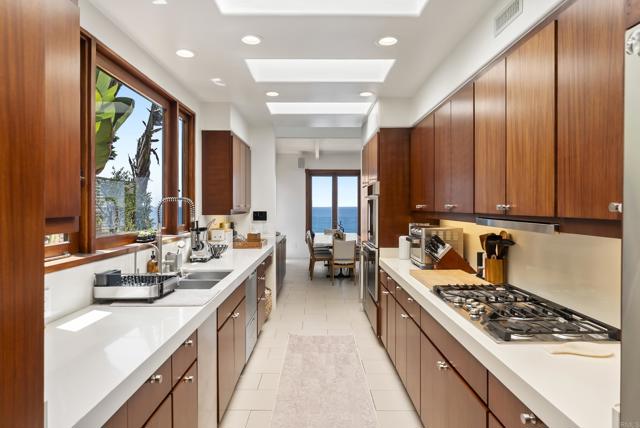 Detail Gallery Image 8 of 31 For 1370 Neptune Ave, Encinitas,  CA 92024 - 4 Beds | 4/1 Baths