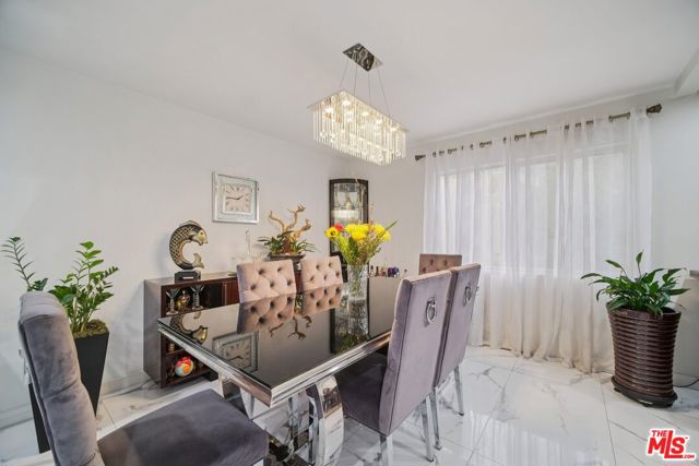 9520 Via Tivoli, Burbank CA: https://media.crmls.org/mediaz/433e2d47-f97c-41e0-a06c-648009d748eb.jpg