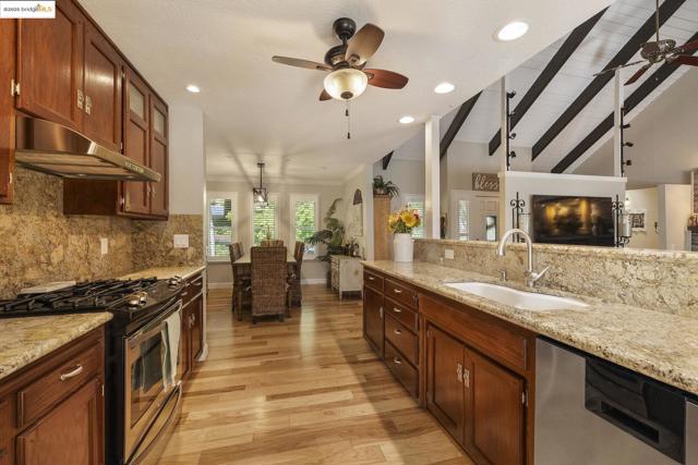 20581 Gerber Rd, Tuolumne CA: https://media.crmls.org/mediaz/433edb23-c2a3-4f3d-92a4-2b29f2d9f2fd.jpg