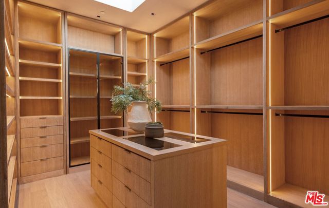 1039 Wallace, Beverly Hills CA: https://media.crmls.org/mediaz/433f07b9-04da-4bc0-bf74-b6cc7c4d74ba.jpg