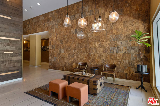 901 S Flower Street, Los Angeles CA: https://media.crmls.org/mediaz/433ffb43-6d5e-47dc-819c-0eff3b44d199.jpg