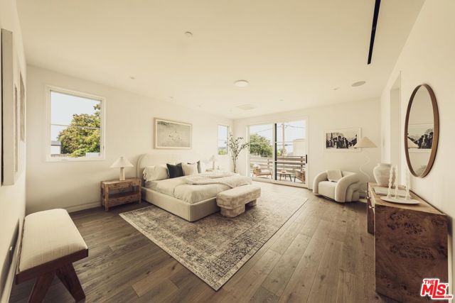 2114 Pier Avenue, Santa Monica CA: https://media.crmls.org/mediaz/434235c0-688b-4374-94b6-097743d821e6.jpg
