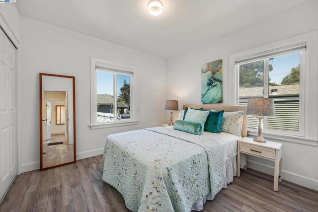 5407 Roberts Ave, Oakland CA: https://media.crmls.org/mediaz/4342912e-3c75-404a-b507-ebf665156335.jpg