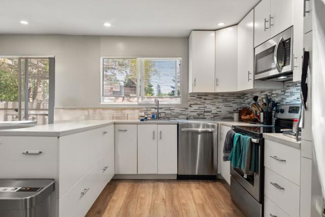 4 Athlone Way, Menlo Park CA: https://media.crmls.org/mediaz/4342edec-6276-4a63-9be4-2456349ed6f4.jpg