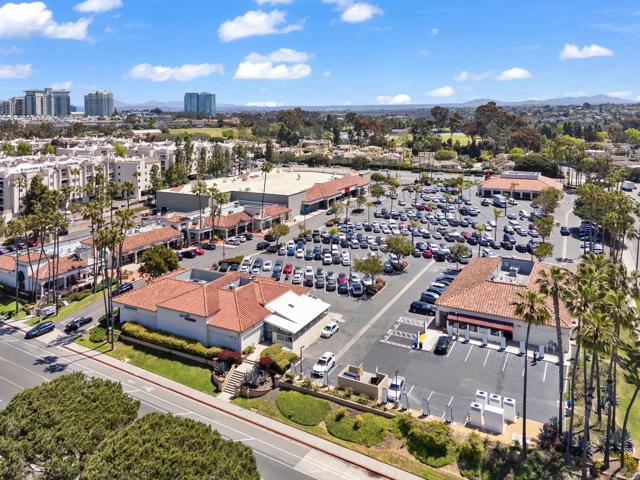 7636 Palmilla Drive, San Diego CA: https://media.crmls.org/mediaz/43438c6b-5255-4fc9-86da-84bc959bd15e.jpg