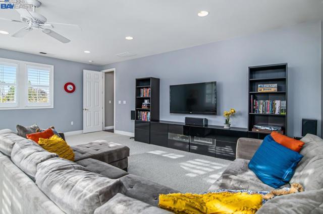 5633 Selena Ct, Pleasanton CA: https://media.crmls.org/mediaz/4344d1ba-724b-445d-b99b-5f840db97c2f.jpg