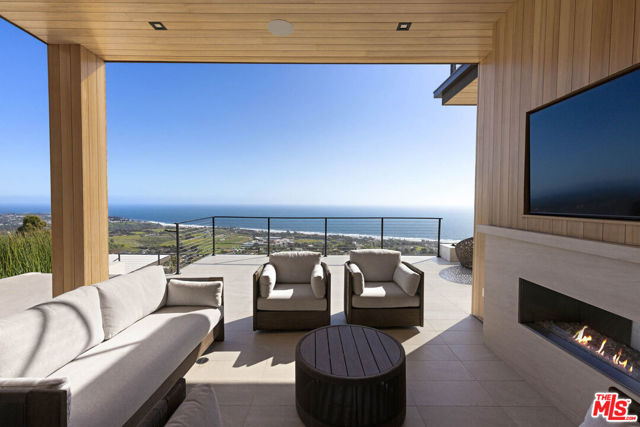 5366 Horizon Drive, Malibu CA: https://media.crmls.org/mediaz/4345bc0e-f8de-44f2-a428-eb6aa79a8cdb.jpg