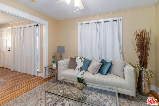 8966 Cadillac Avenue, Los Angeles CA: https://media.crmls.org/mediaz/4345eaf4-a6a1-4341-af0f-e1da27c62b62.jpg