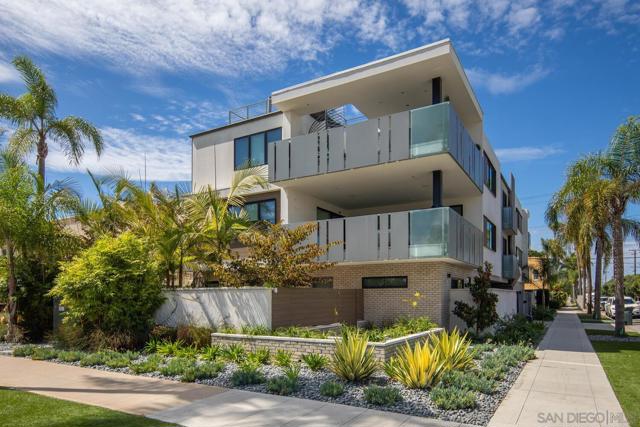 1014 5th St, Coronado CA: https://media.crmls.org/mediaz/4346b1f3-ad11-4774-9ba9-b2e2af820f4e.jpg