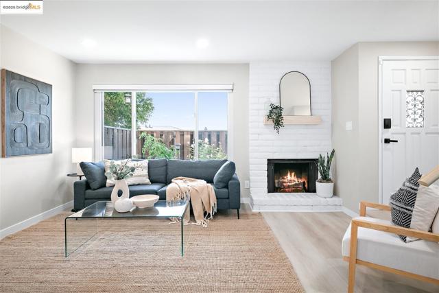 1130 Richmond ST, El Cerrito CA: https://media.crmls.org/mediaz/43483f28-607b-4862-a401-65ceb52bd6a2.jpg