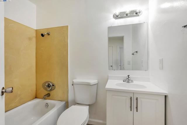 2274 Peacock Pl, Union City CA: https://media.crmls.org/mediaz/4348667e-e049-4112-b71f-6e688a583340.jpg
