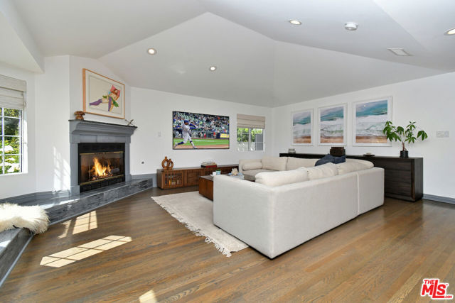 18033 Rosita Street, Encino CA: https://media.crmls.org/mediaz/4349e6d0-c24e-437a-a31a-f53e5402db0b.jpg