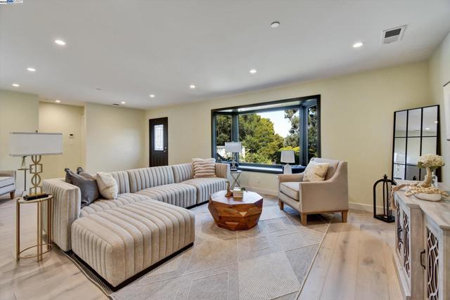 148 Auburn St, San Rafael CA: https://media.crmls.org/mediaz/434a575d-d8c2-44b1-b828-a14a9f6b87d9.jpg