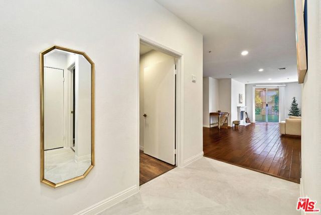 333 Westminster Avenue, Los Angeles CA: https://media.crmls.org/mediaz/434a77b0-0c27-44e2-b073-77e50c5fb89b.jpg