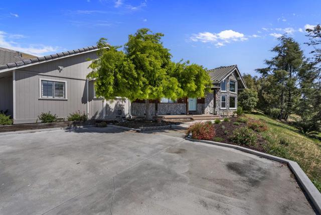 5955 Diablo Hills Road, Tres Pinos CA: https://media.crmls.org/mediaz/434bfe42-ff9f-478e-9be1-d263151c5944.jpg
