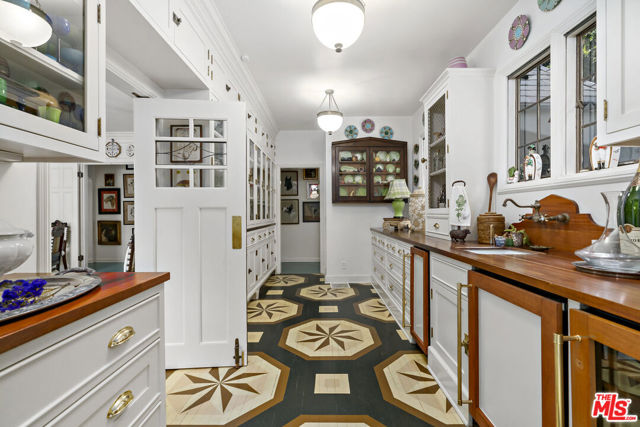 340 S Plymouth Boulevard, Los Angeles CA: https://media.crmls.org/mediaz/434c26ee-6ab8-4b94-897a-a75887b31c50.jpg