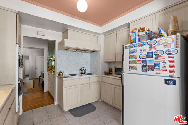 252 S Maple, Beverly Hills CA: https://media.crmls.org/mediaz/434c51bf-b2ee-41a8-94cf-c4e77aeb3973.jpg