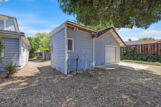 2211 College Avenue, Livermore CA: https://media.crmls.org/mediaz/434d0a0d-ce88-4993-a42b-76c58a9f8aac.jpg