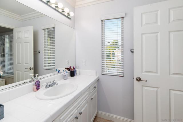 5255 Greenwillow Ln, San Diego CA: https://media.crmls.org/mediaz/43510256-504e-49a0-b323-7d5d95554146.jpg