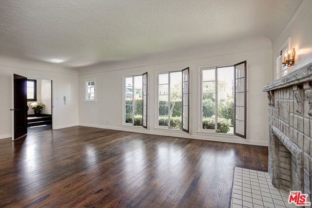 848 S Curson Avenue, Los Angeles CA: https://media.crmls.org/mediaz/43519ed1-c00e-4ea7-89ba-f05658692246.jpg