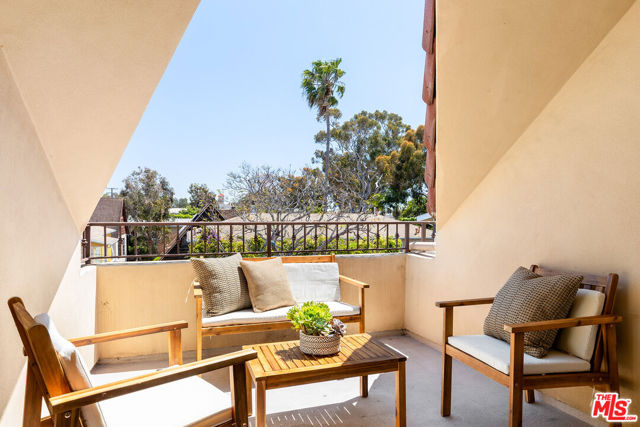 911 7th Street, Santa Monica CA: https://media.crmls.org/mediaz/43529c44-aacd-4a66-9bb3-18d0669b11c3.jpg