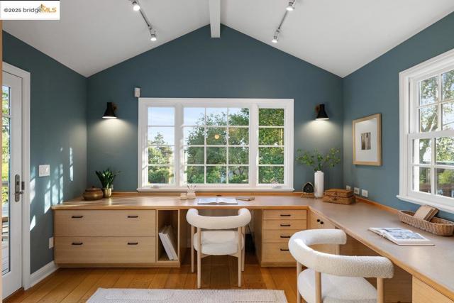 6452 Ascot Dr, Oakland CA: https://media.crmls.org/mediaz/4352dcc9-0585-4de4-b194-b61a35a3aef1.jpg