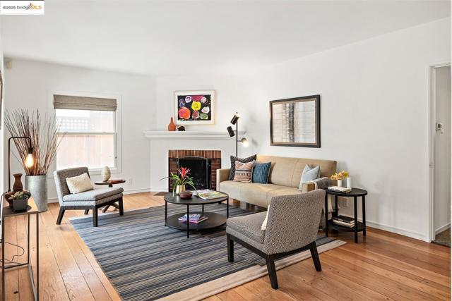 4007 Lyman Rd, Oakland CA: https://media.crmls.org/mediaz/4354a8f2-c0b7-4b8d-9b73-43f5bf6d762e.jpg
