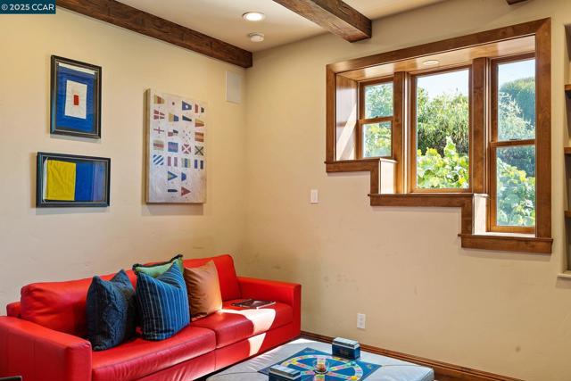 1620 Saint Francis Ct, Benicia CA: https://media.crmls.org/mediaz/43555079-cb55-4dc3-bb79-05a942f83370.jpg