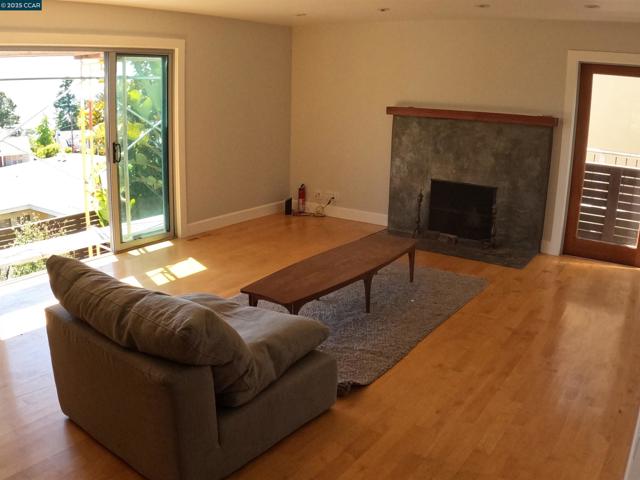 32 Kenilworth Dr, Kensington CA: https://media.crmls.org/mediaz/435564de-3eb2-418e-b734-7e4e162c8fde.jpg