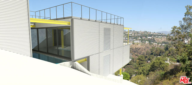 8413 Grand View Drive, Los Angeles CA: https://media.crmls.org/mediaz/43561556-c32d-48a6-a530-9ed3a41c9b54.jpg