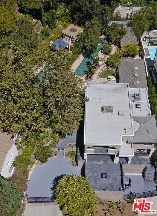 1600 Benedict Canyon Drive, Beverly Hills CA: https://media.crmls.org/mediaz/4356aa3d-78cf-4e38-8240-e9e8f602465a.jpg