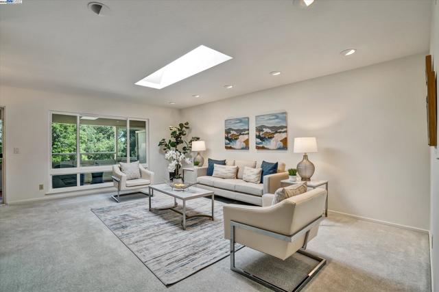 2841 Ptarmigan Dr, Walnut Creek CA: https://media.crmls.org/mediaz/43579451-3ece-443e-bdde-a3925541ba5b.jpg