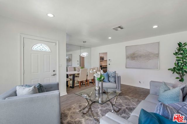 7731 Oak Park Avenue, Lake Balboa CA: https://media.crmls.org/mediaz/4358039c-41ce-4cdb-8d01-e92a888330a1.jpg