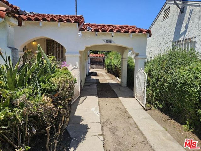 1015 66th Street, Inglewood, California 90302, 2 Bedrooms Bedrooms, ,1 BathroomBathrooms,Single Family Residence,For Sale,66th,24389277