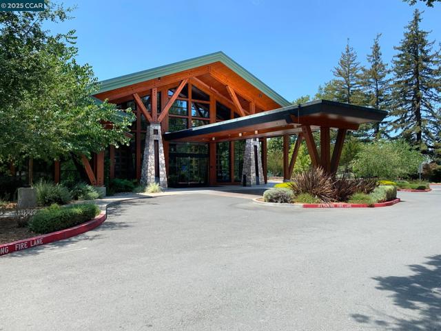 1345 Singingwood Ct, Walnut Creek CA: https://media.crmls.org/mediaz/43585151-b0db-4d1c-ab5a-17641f7285f2.jpg