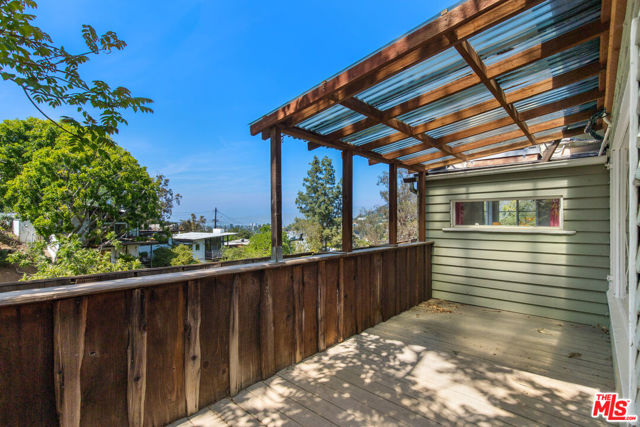 6933 Vanland Trail, Los Angeles CA: https://media.crmls.org/mediaz/4359e909-b9cb-46fd-8216-1d8bac27e2f3.jpg