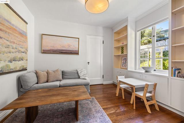 5701 La Salle Ave, Oakland CA: https://media.crmls.org/mediaz/435a53f7-cd26-420c-9b1e-91a55ab20d3e.jpg