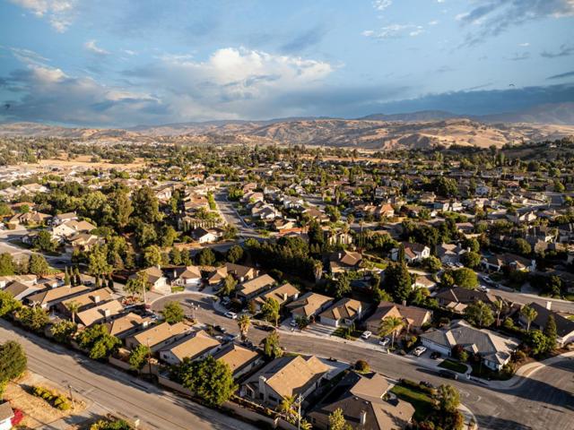 865 Valley Oak Drive, Hollister CA: https://media.crmls.org/mediaz/435a7c1c-bbf9-449b-9f35-59386668e6bd.jpg