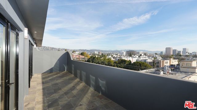 930 S Robertson Boulevard, Los Angeles CA: https://media.crmls.org/mediaz/435aca5c-9b51-42f6-a141-8f3f3f59faa6.jpg
