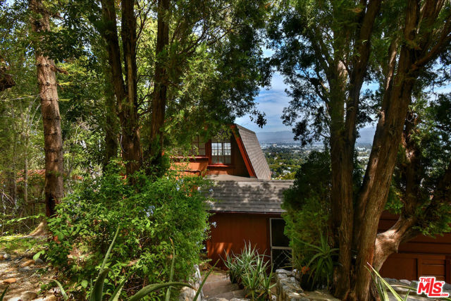3682 Berry Drive, Studio City CA: https://media.crmls.org/mediaz/435adbb3-eeb3-451f-b039-b2fa7e0d5746.jpg