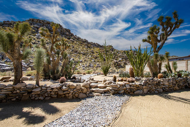 61093 Prescott Trail, Joshua Tree CA: https://media.crmls.org/mediaz/435be774-be2b-4673-a3be-3eb086bf9388.jpg