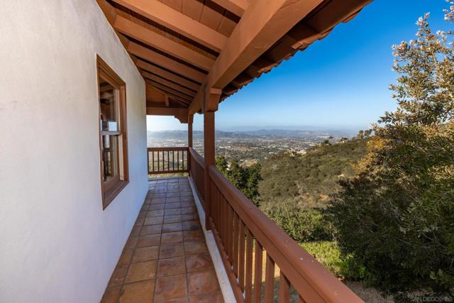 859 Cocos Dr, San Marcos CA: https://media.crmls.org/mediaz/435d6c29-bfd2-490b-bd7c-c33407c17a45.jpg