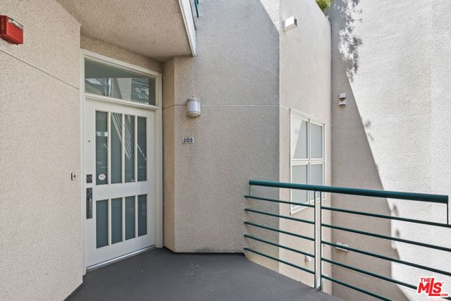 2115 3rd Street, Santa Monica CA: https://media.crmls.org/mediaz/435e9608-9908-4b62-b0b5-fc2191da658c.jpg