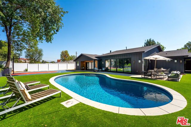 20215 Lorenzana Drive, Woodland Hills CA: https://media.crmls.org/mediaz/435f092a-b190-435f-bae8-9c42ce476e5d.jpg